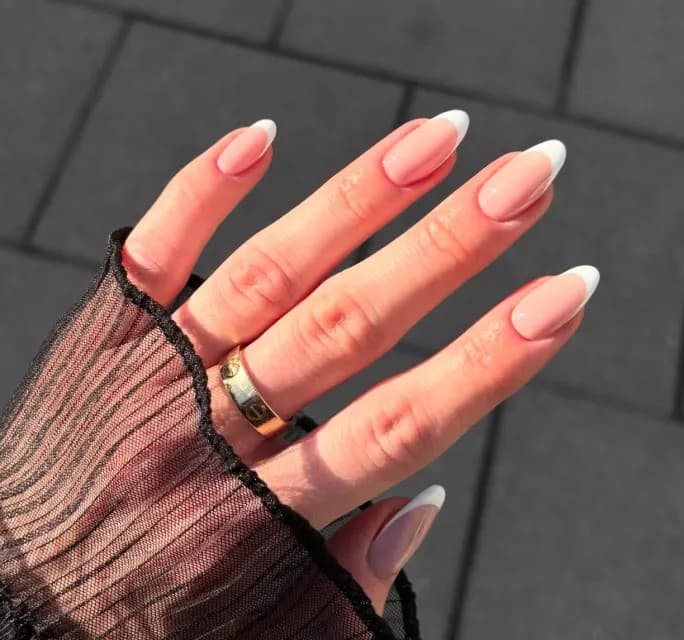 The Deep French Nail of the 90s Is Back